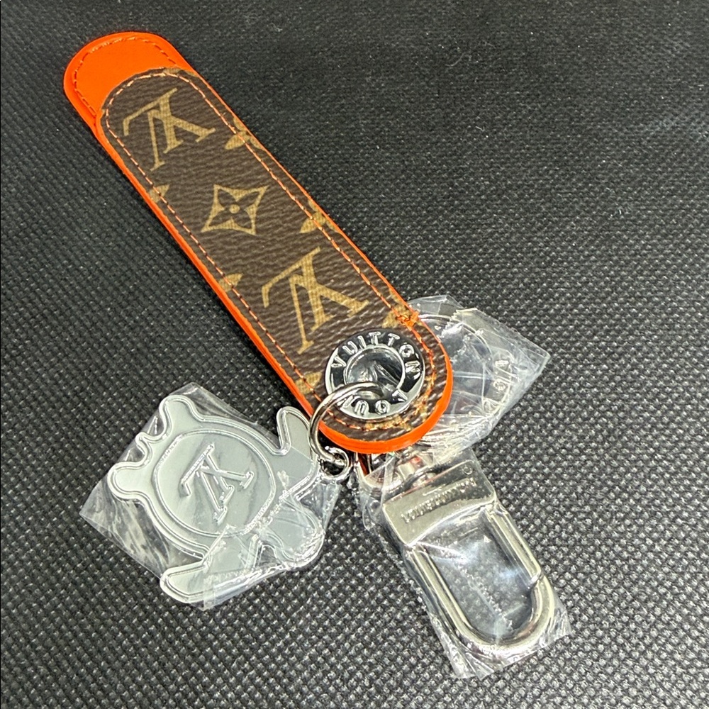 ✅ PRICE IS FIRM ✅ Fashion Monogram Orange and Brown Keychain - Picture 2 of 2